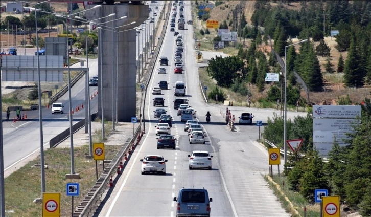 "Kilit kavşak" Kırıkkale'de bayram tatili dönüşü hareketliliği devam ediyor