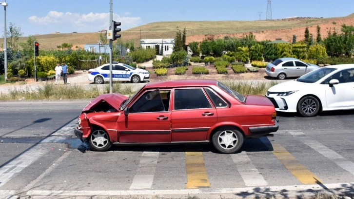 Kırıkkale'de iki otomobil çarpıştı: 4 kişi yaralandı!