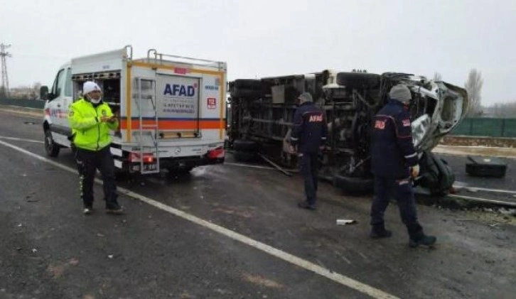 Kırşehir'de TIR ile kamyonet çarpıştı: 1 ölü, 1 yaralı