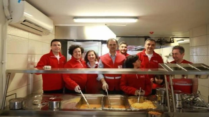 Kızılay ihtiyaç sahiplerine 50 bin kişilik iftar yemeği dağıttı