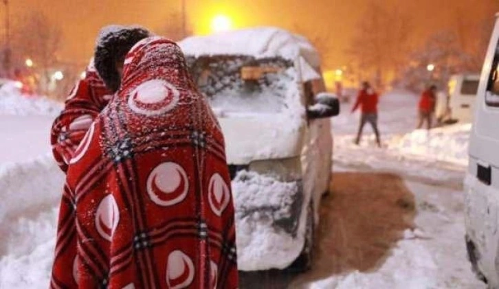 Kızılay’ın yolda kalanlara yardımı devam ediyor