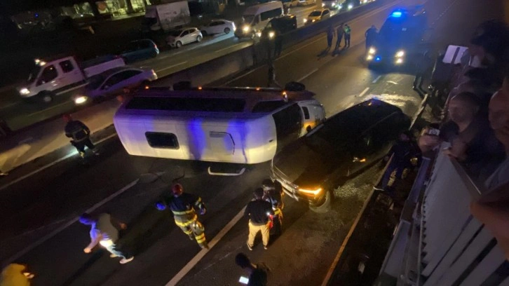 Kocaeli’de servis minibüsü otomobille çarpışıp devrildi: 7 kişi yaralandı