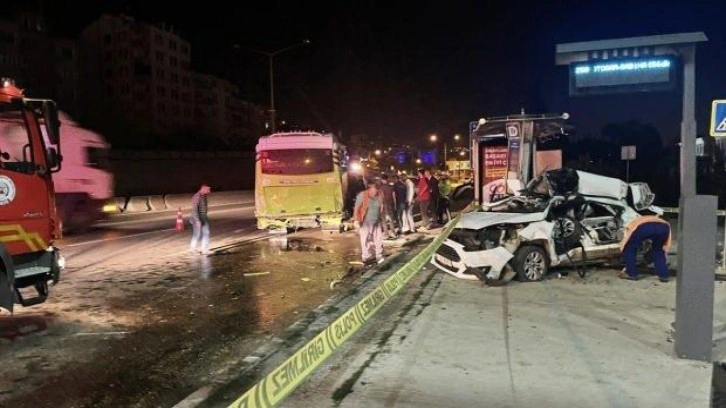 Kocaeli'de halk otobüsüne ve durağa çarpan otomobilin sürücüsü öldü