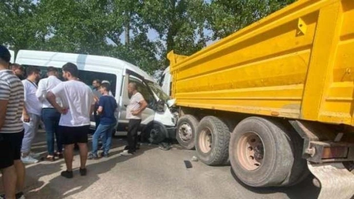 Kocaeli’de işçi servisi ile kamyon çarpıştı: 7 yaralı