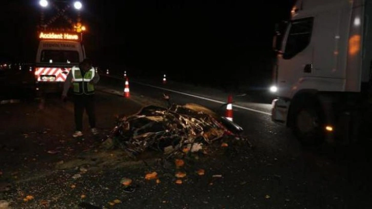 Kocaeli'de tıra çarpan otomobil 70 metre sürüklendi: 3 ölü