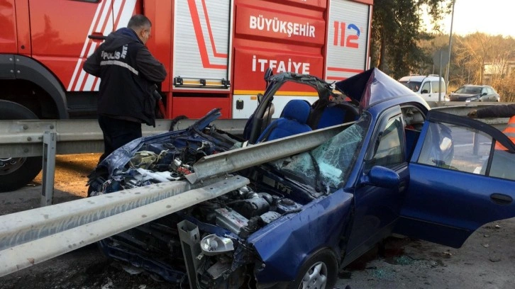 Kocaeli'nde korkunç kaza! Bariyer otomobile ok gibi saplandı. Anne ile oğlu öldü, baba yaralı