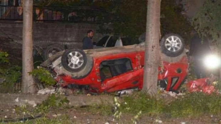 Kontrolden çıkan araç bahçe duvarına çarparak takla attı: 2 ölü, 1 yaralı