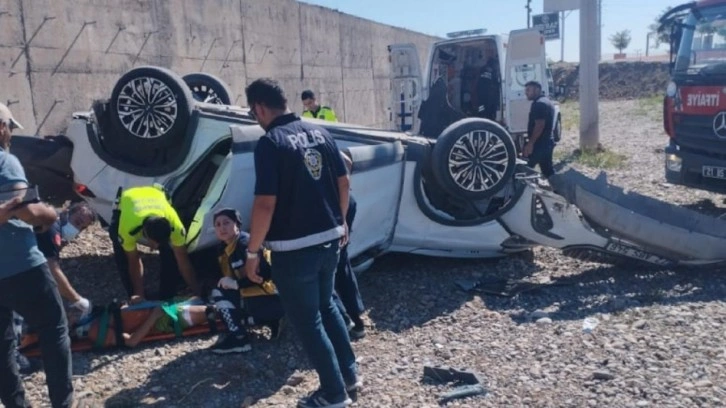 Kontrolden çıkan otomobil 3 metreden düştü! 5 kişi yaralandı