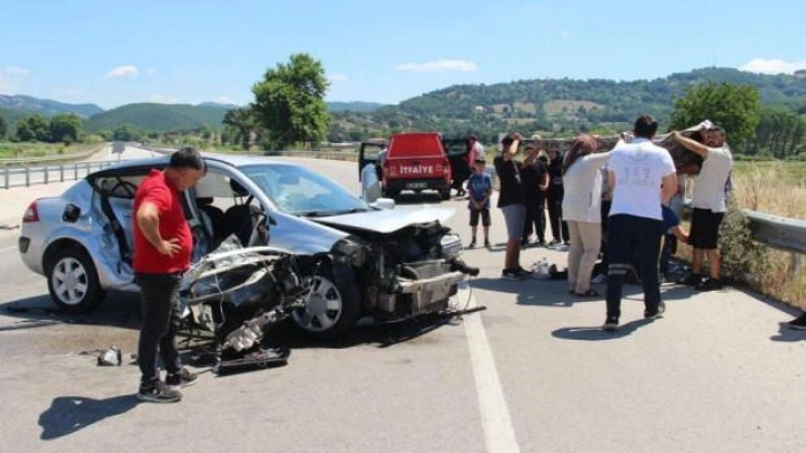 Kontrolden çıkan otomobil bariyerlere çarptı: 1 ölü, 1 yaralı