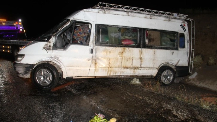 Konya'da minibüs devrildi: 12 tarım işçisi yaralandı!