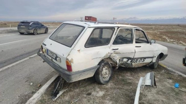 Konya'da faciadan dönüldü. İki otomobil çarpıştı. 8 kişi yaralandı