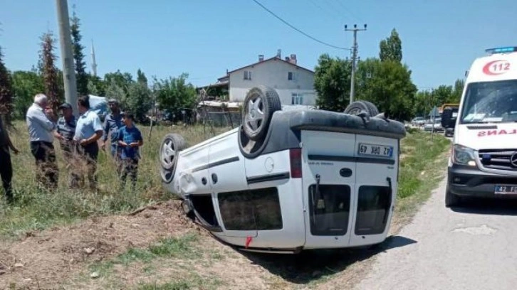 Konya’da hafif ticari araç takla attı: 2 kişi yaralandı