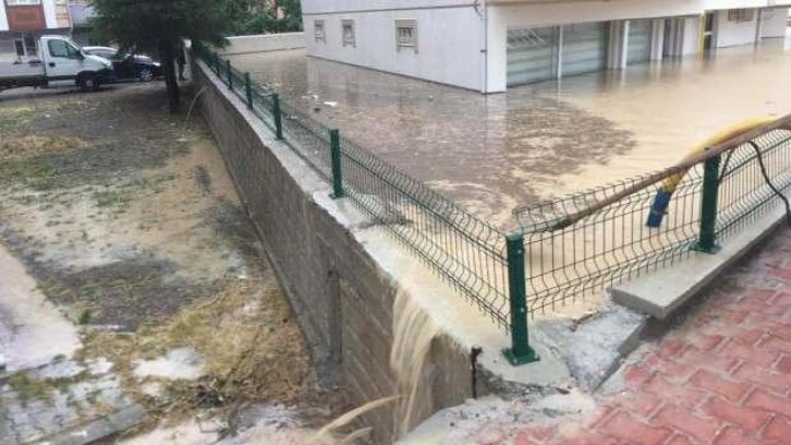 Konya'da sağanak su baskınlarına neden oldu