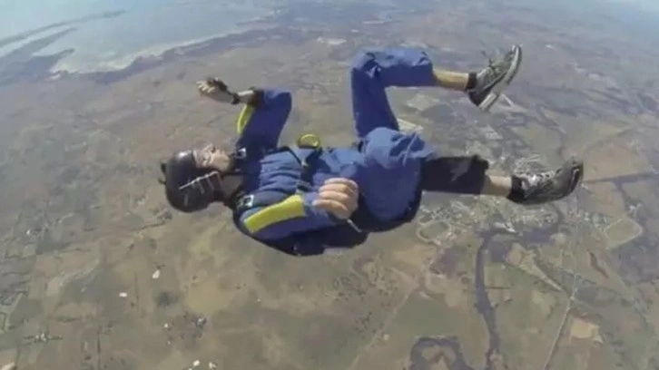 Korku dolu anlar saniye saniye kamerada: Paraşütle atladıktan sonra havada nöbet geçirdi