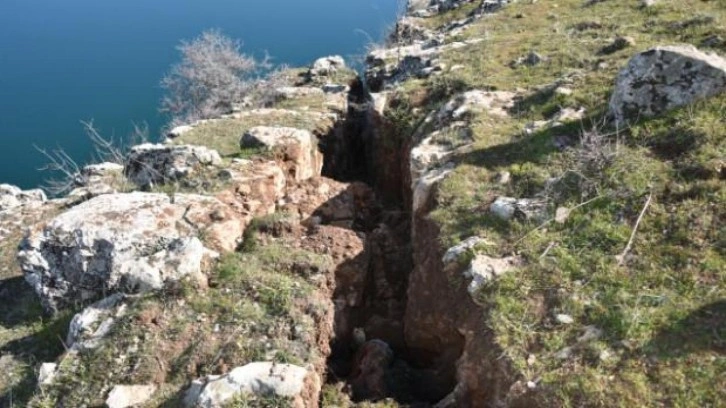 Korkutan görüntü! Fırat Nehri kıyısında yarıklar oluşturdu