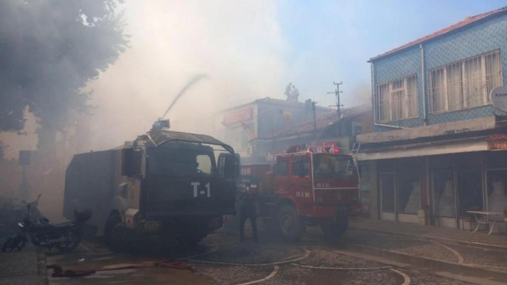 Korkutan yangın: 13 iş yeri zarar gördü