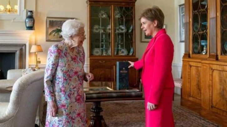 Kraliçe Elizabeth, Nicola Sturgeon ile görüştü