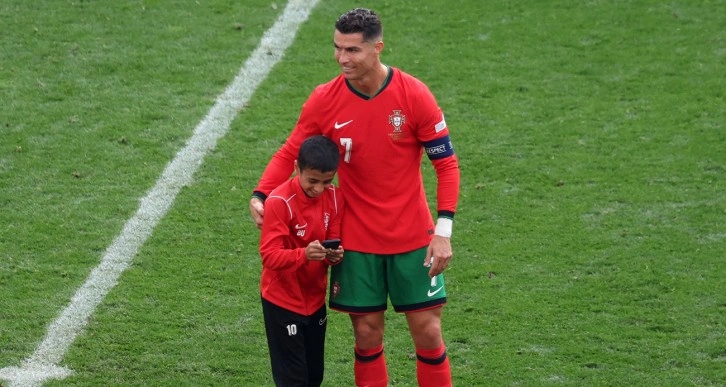 Küçük taraftar, Cristiano Ronaldo ile fotoğraf çekilmek için sahaya girdi