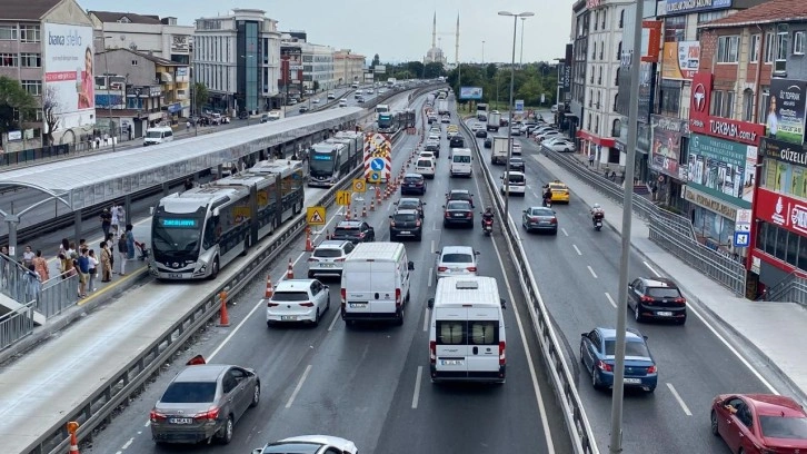 Küçükçekmece'de İBB'nin yol çalışması trafik çilesine döndü