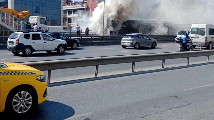 Küçükçekmece'de metrobüs yangını!