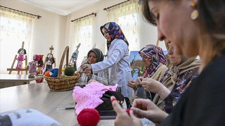 Kursiyer olarak başladığı halk eğitim merkezinde üniversiteli "usta öğretici" oldu