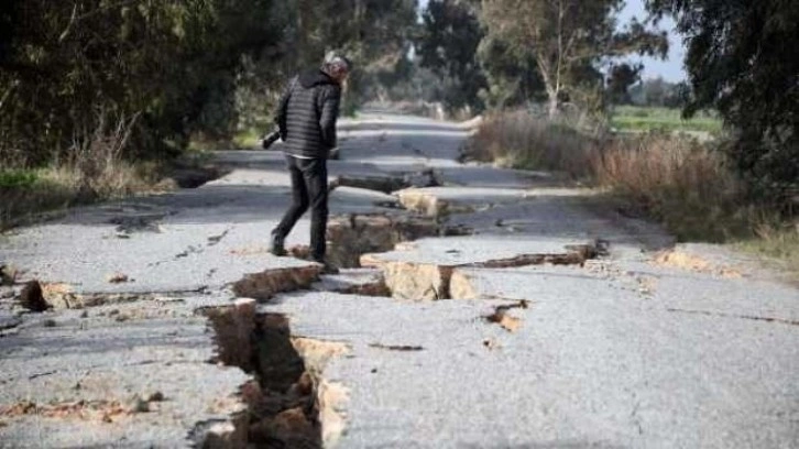 Kuş cennetindeki yolun 2 kilometresi depremde yarıldı