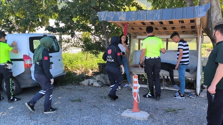 Kütahya'da sahipsiz köpeklerden kaçarken devrilen motosikletteki 2 kişi yaralandı