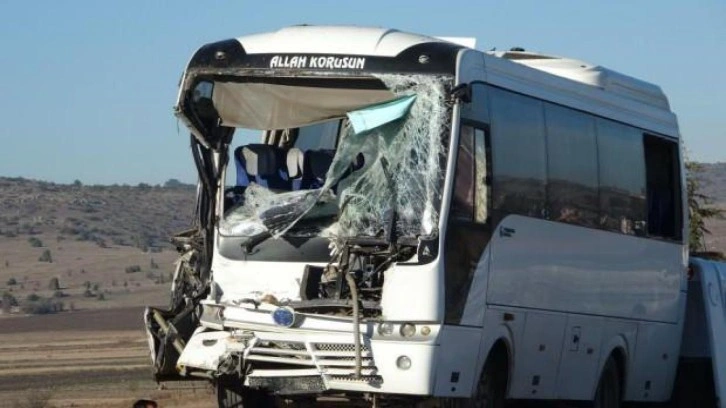 Kütahya'da işçi servisi ile pancar yüklü traktör çarpıştı: Çok sayıda yaralı var!