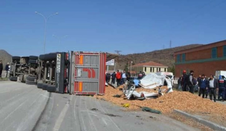 Kütahya'da TIR, otomobilin üzerine devrildi: 1 ölü, 1 yaralı