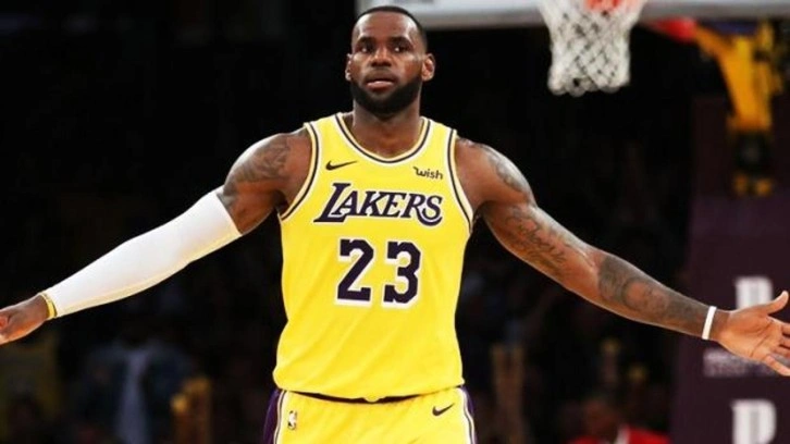 LeBron James rekor kırdı, Lakers farklı kazandı