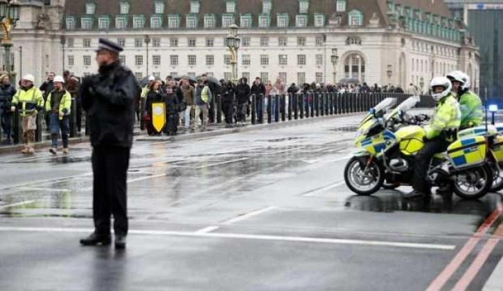 Londra'da şüpheli cisim alarmı: Köprüler kapatıldı!