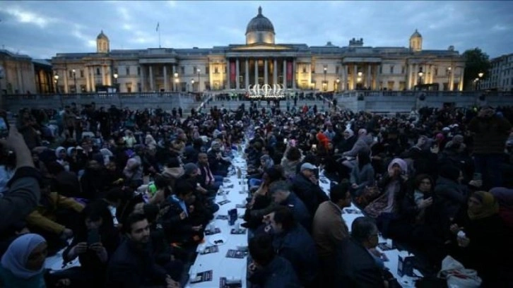 Londra'nın Trafalgar Meydanı'nda toplu iftar programı düzenlendi