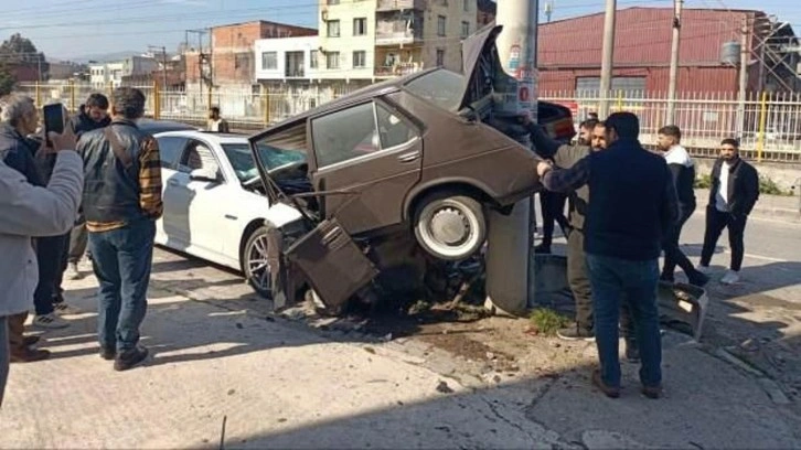 Lüks otomobil, park halindeki 5 araca çarptı