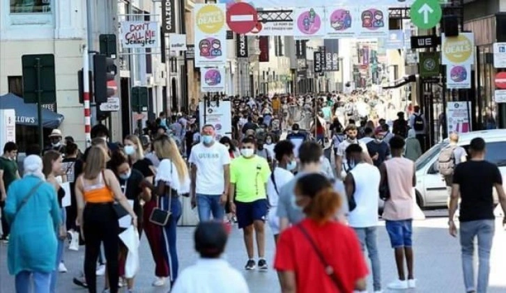 Macaristan'da kapalı alanlarda da maske kullanımını kaldırılıyor