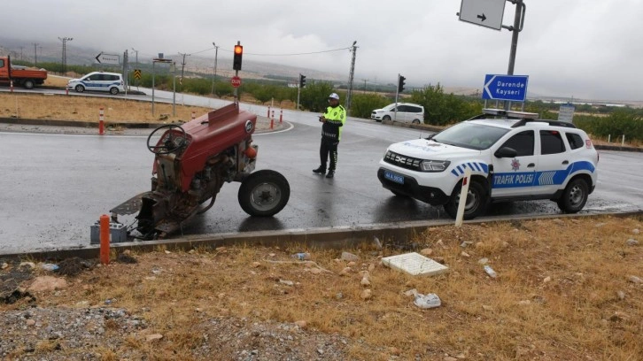 Malatya'da yolcu otobüsüyle traktör çarpıştı! 1 ölü, 1 yaralı