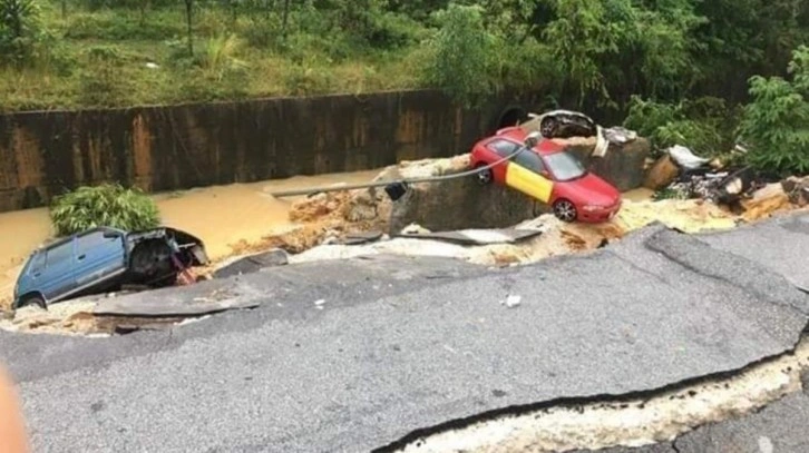 Malezya'da gerçekleşen heyelanda yol, üzerindeki araçlarla birlikte çöktü