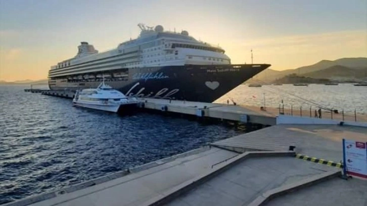 Malta bayraklı kruvaziyer Mein Schiff Herz, Bodrum'a geldi