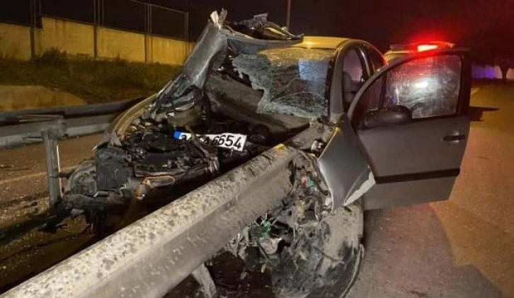 Maltepe’de otomobil bariyere ok gibi saplandı:1 yaralı