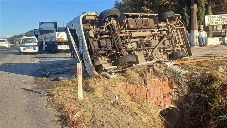 Manisa'da tırın çarptığı midibüsün devrilmesi araç kamerasınca görüntülendi