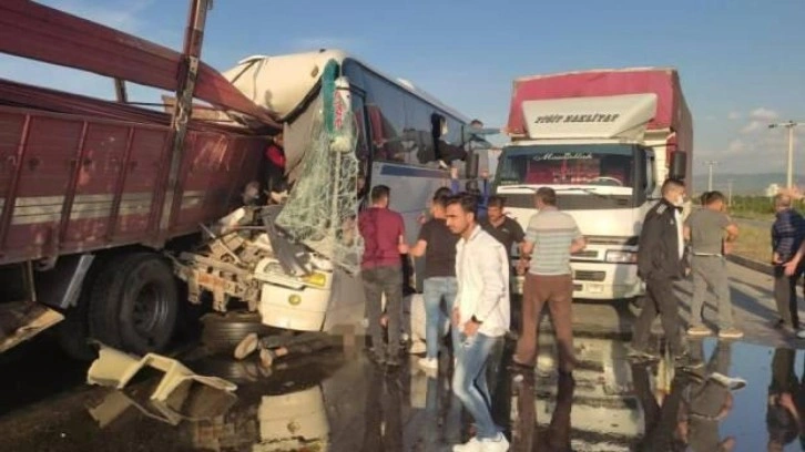 Manisa’da feci kaza: İşçi servisi tıra çarptı, 1 kişi öldü, 30 kişi yaralandı