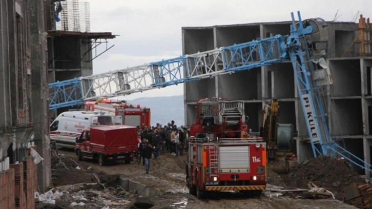 Manisa'da feci ölüm. Genç operatör devrilen vincin demirlerine asılı kaldı