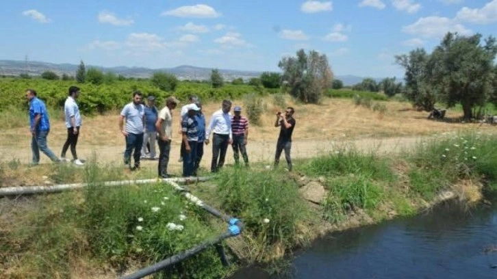 Manisa'da kanala dökülen sıvının yaydığı gazdan etkilenen 4 işçi hastaneye kaldırıldı