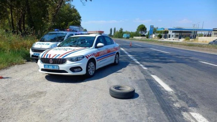 Manisa'da otomobilden fırlayan lastiğin isabet ettiği polis memuru yaralandı!