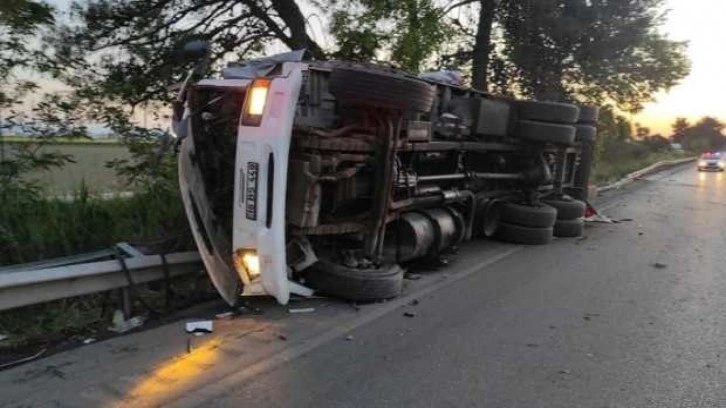 Manisa'da yolcu otobüsü tıra arkadan çarptı!