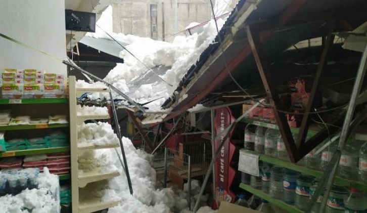 Marketin sundurması kara dayanamayarak çöktü, faciadan dönüldü!