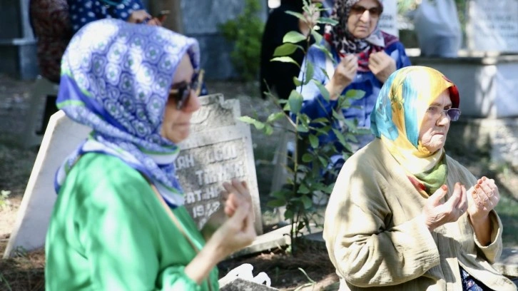 Marmara Depremi'nde hayatını kaybedenler mezarları başında anıldı