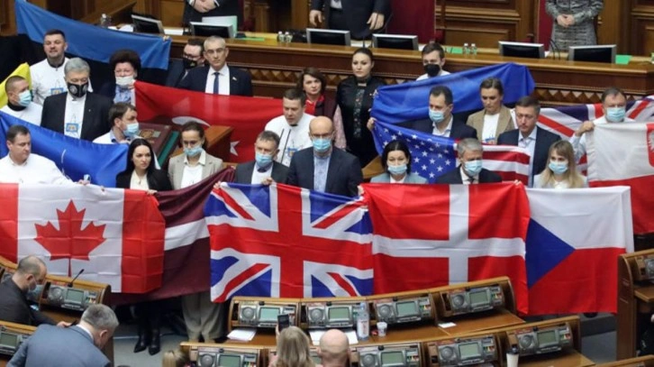 Meclis'te gövde gösterisi! Ukrayna'dan Rusya'ya Türk bayraklı meydan okuma