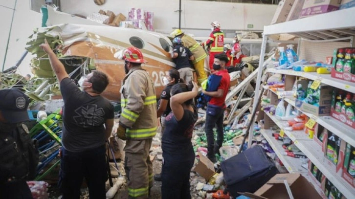 Meksika'da küçük uçak marketin üzerine düştü: 3 ölü, 5 yaralı