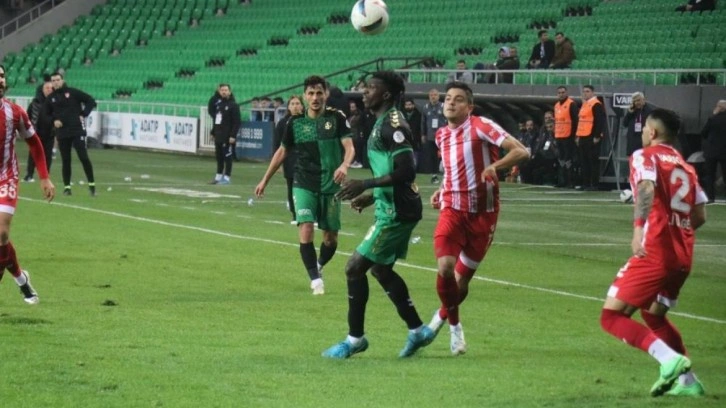 Mendy Mamadou yıldızlaştı! Sakaryaspor 3 puanı kaptı