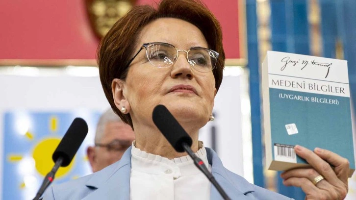 Meral Akşener Atatürk'ün kitabını gösterdi Murat Bardakçı patladı: Kendi ayağına sıkıyor